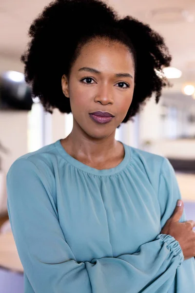 Πορτρέτο Της Αφροαμερικανής Επιχειρηματία Χέρια Σταυρωμένα Στο Σύγχρονο Γραφείο Παγκόσμια — Φωτογραφία Αρχείου