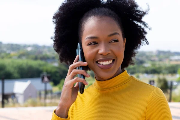 幸せなアフリカ系アメリカ人のビジネスマンの女性が歩いてスマートフォンで話しています グローバルビジネス 外出先やオフィスのコンセプト — ストック写真