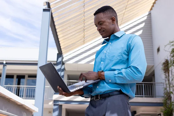 快乐的非洲裔美国商人在现代办公室外使用笔记本电脑 全球商业 金融和办公室概念 — 图库照片