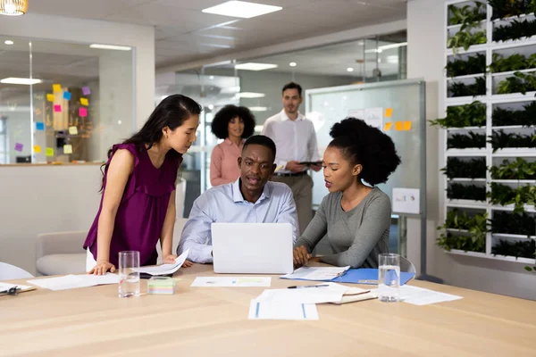 Διαφορετικές Γυναίκες Και Άνδρες Επιχειρηματίες Στο Γραφείο Μιλούν Και Εργάζονται — Φωτογραφία Αρχείου