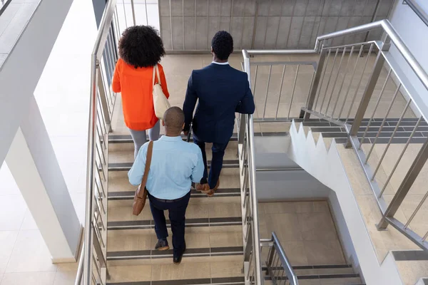Afrikai Üzletemberek Akik Kézitáskával Sétálnak Lépcsőn Globális Üzleti Pénzügyi Irodai — Stock Fotó