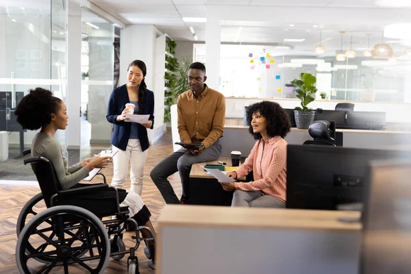 Αφροαμερικανή Επιχειρηματίας Αναπηρική Καρέκλα Και Ποικίλοι Άνθρωποι Στο Γραφείο Μιλούν — Φωτογραφία Αρχείου