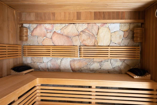 Celkový Pohled Saunu Dřevěnými Lavicemi Kamennou Zdí Lázně Relaxace Krása — Stock fotografie