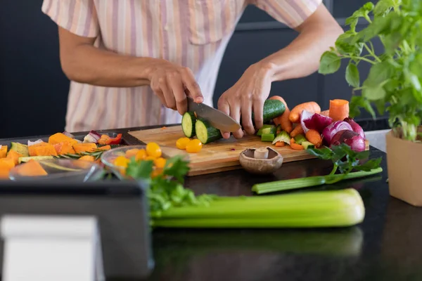 中段的桦树人做饭 在厨房切蔬菜 独自待在家里的质量时间 家庭生活和生活方式概念 — 图库照片