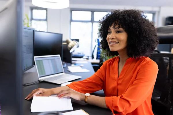 Szczęśliwa Afrykańska Bizneswoman Siedząca Przy Biurku Pracująca Przy Komputerze Profesjonaliści — Zdjęcie stockowe