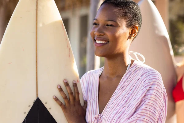 Šťastná Africká Američanka Držící Surfovací Prkno Pláži Trávit Kvalitní Čas — Stock fotografie