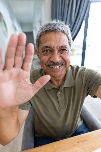 Potret Close Dari Pria Senior Yang Periang Melambaikan Tangan Sambil — Stok Foto