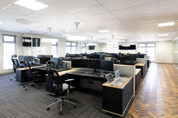机やコンピュータを備えた創造的なモダンなオフィスルームを空にします グローバルビジネス オフィスのコンセプト — ストック写真