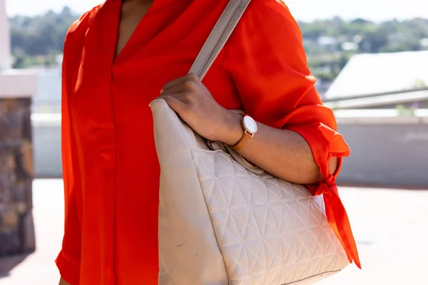 African American Businesswoman Walking Handbag Sunny Day Commuting Office Concept — Stock Photo, Image