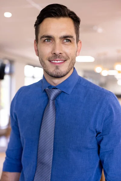 Homem Negócios Caucasiano Feliz Vestindo Camisa Azul Escritório Moderno Negócio — Fotografia de Stock