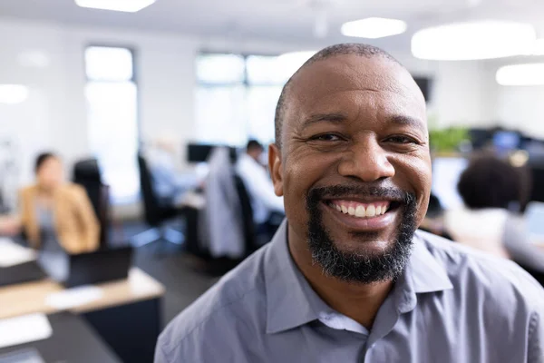 Homem Negócios Afro Americano Feliz Olhar Para Câmara Escritório Profissionais — Fotografia de Stock