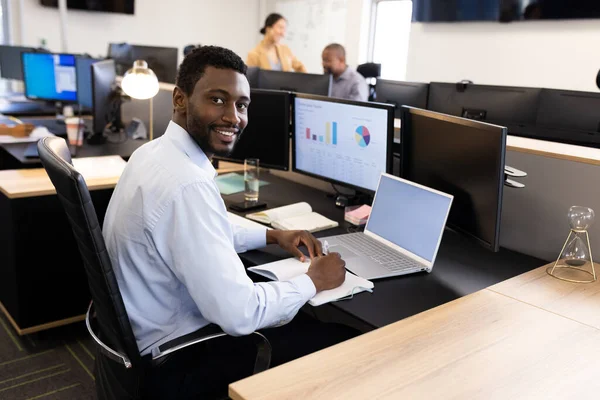 Щасливий Афроамериканець Який Працює Ноутбуці Офісі Бізнес Корпорація Співпраця Робота — стокове фото