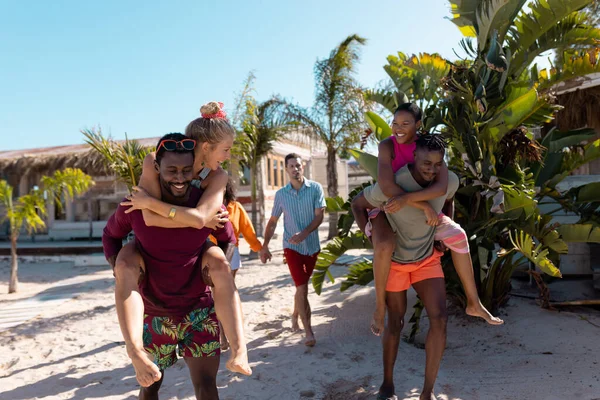 Щасливі Різноманітні Друзі Гуляють Пляжі Якісний Час Спосіб Життя Дружба — стокове фото