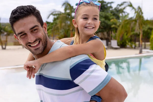 Gelukkige Biracial Vader Dochter Omhelzing Bij Het Zwembad Kwaliteitstijd Levensstijl — Stockfoto