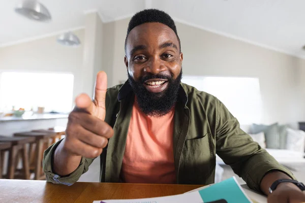 Heureux Homme Afro Américain Ayant Appel Vidéo Pointant Vers Caméra — Photo