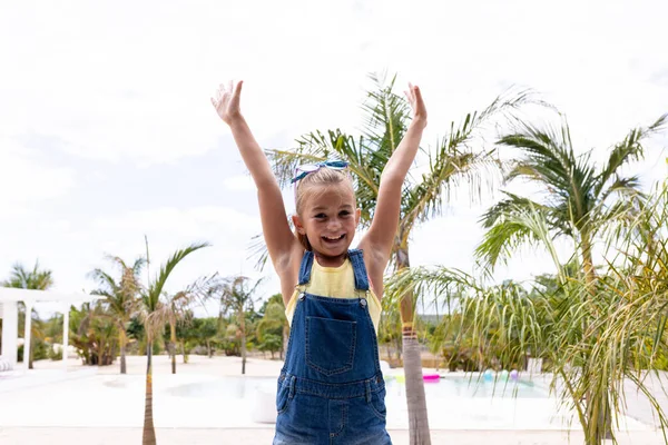 在游泳池边笑容满面的快乐的女孩的画像 花费高质量的时间 生活方式 夏季和假期的概念 — 图库照片