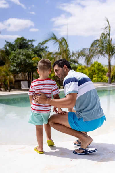 水泳プールに抱かれた幸せな出生の父と息子 質の高い時間 ライフスタイル 休暇の概念を過ごす — ストック写真