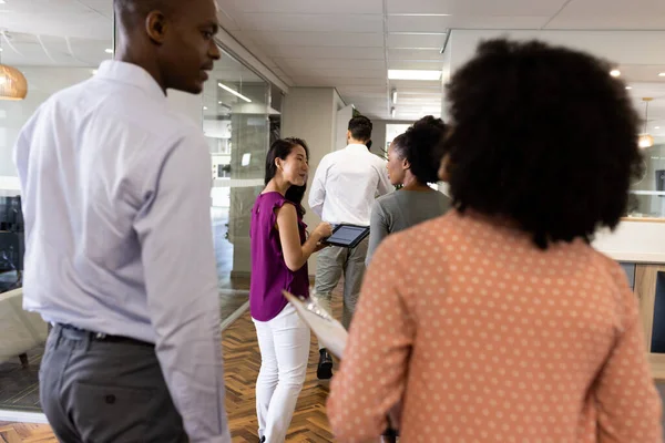 多様なビジネスマンがオフィスを歩き 話しているのをバックビューします 協力の考え方 — ストック写真