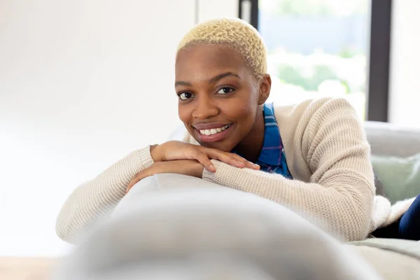 Portret Van Een Gelukkige Afro Amerikaanse Vrouw Zittend Bank Kijkend — Stockfoto