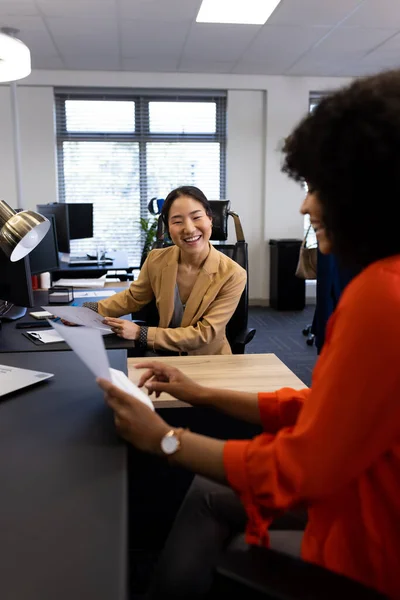Вертикальне Зображення Щасливої Азіатської Бізнес Леді Офісі Розмовляє Жінкою Колегою — стокове фото