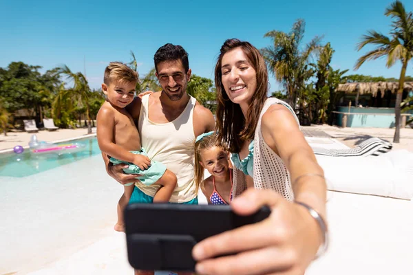 Feliz Familia Biracial Tomando Selfie Junto Piscina Pasar Tiempo Calidad — Foto de Stock