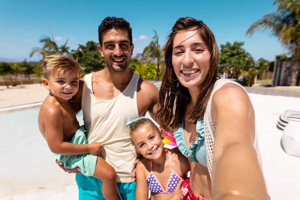 Lycklig Biracial Familj Tar Selfie Vid Poolen Kvalitetstid Livsstil Familj — Stockfoto
