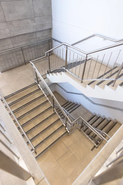 Modern Ofiste Merdivenleri Gümüş Tırabzanı Olan Boş Bir Oda Küresel — Stok fotoğraf