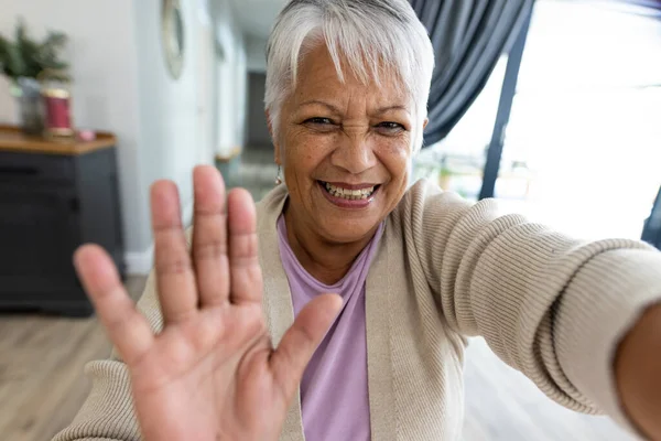 自宅でビデオ通話をしながら手を振っている笑顔の熟女のクローズアップポートレート 変更されず ライフスタイル ジェスチャー コミュニケーション 退職の概念 — ストック写真