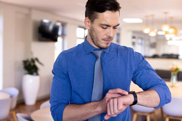 Καυκάσιος Επιχειρηματίας Που Φοράει Μπλε Πουκάμισο Χρησιμοποιώντας Smartwatch Του Στο — Φωτογραφία Αρχείου