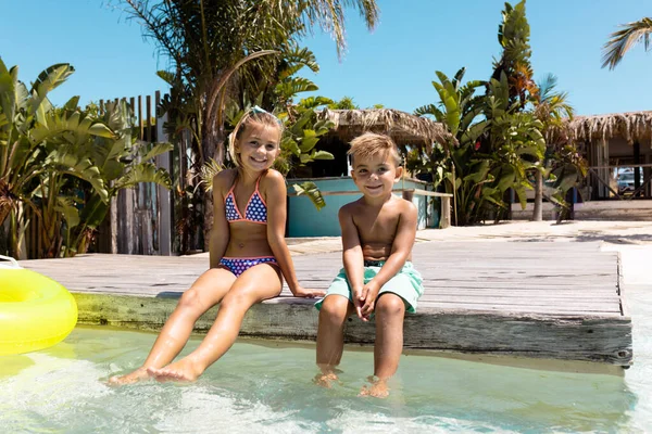 プールに座って幸せな出産の弟と妹の肖像画 質の高い時間 ライフスタイル 子供時代 休暇の概念を過ごす — ストック写真