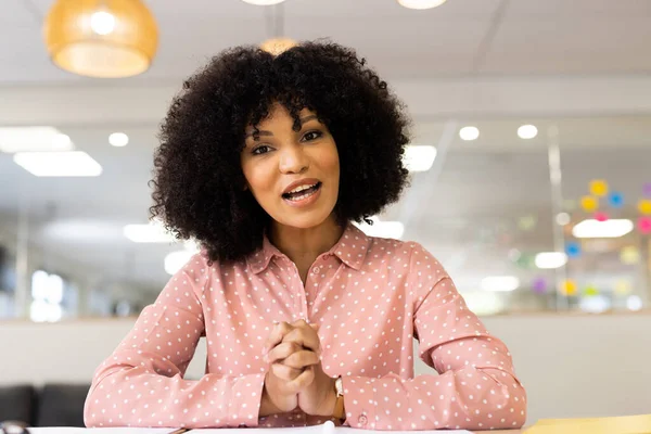 Imagen Mujer Birracial Que Tiene Videollamada Portátil Oficina Concepto Oficina — Foto de Stock