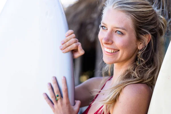 Kumsalda Sörf Tahtası Tutan Mutlu Beyaz Kadın Kaliteli Zaman Yaşam — Stok fotoğraf