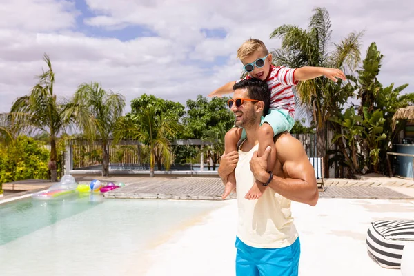Gelukkige Biracial Vader Zoon Spelen Bij Het Zwembad Kwaliteitstijd Levensstijl — Stockfoto