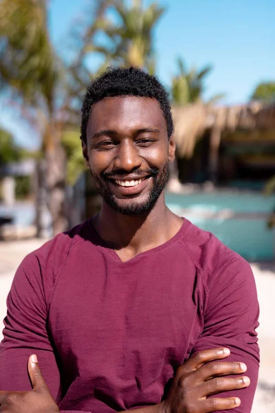 Portrét Šťastného Afroameričana Jak Dívá Kameru Usmívá Pláž Trávit Kvalitní — Stock fotografie