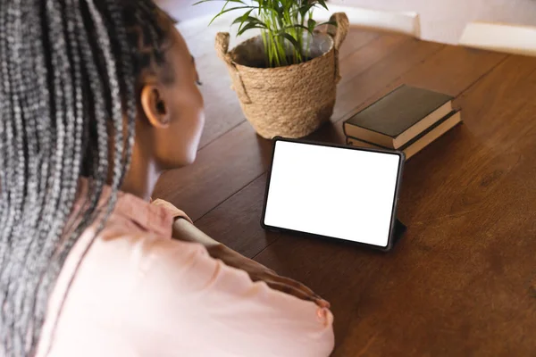 Mujer Afroamericana Pasando Tiempo Cabaña Madera Tener Videollamada Tableta Con —  Fotos de Stock