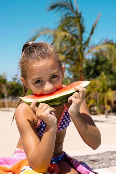 一个快乐的女孩在游泳池边吃西瓜的画像 花费高质量的时间 生活方式 夏季和假期的概念 — 图库照片