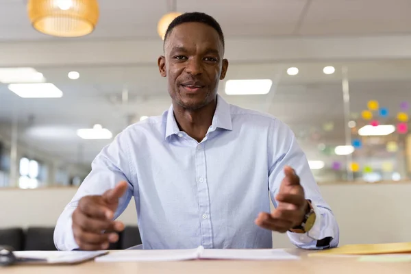 Зображення Афро Американського Чоловіка Відеодзвінком Ноутбуці Офісі Офіс Бізнес Комунікація — стокове фото