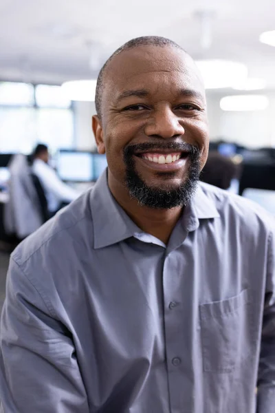 Щасливий Афроамериканець Який Дивиться Камеру Офісі Бізнес Професіонали Робота Корпорація — стокове фото