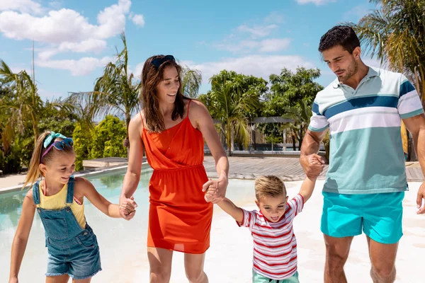 幸せな出生家族の散歩やスイミングプールで手を握っています 質の高い時間 ライフスタイル 休暇の概念を過ごす — ストック写真