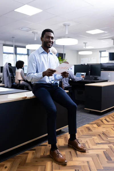 Вертикальне Зображення Щасливого Афроамериканського Бізнесмена Який Дивиться Камеру Офісі Бізнес — стокове фото