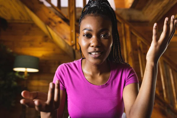 Portret Szczęśliwej Afroamerykanki Spędzającej Czas Chatce Dziennika Mającej Rozmowę Wideo — Zdjęcie stockowe