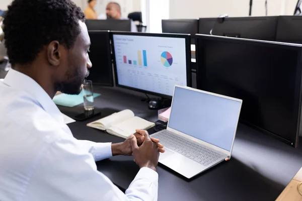 Afrykański Amerykanin Pracujący Laptopie Kopią Miejsca Biurze Biznes Korporacja Współpraca — Zdjęcie stockowe