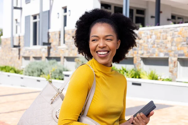 Empresária Americana Africana Feliz Andando Com Tablet Bolsa Negócios Globais — Fotografia de Stock