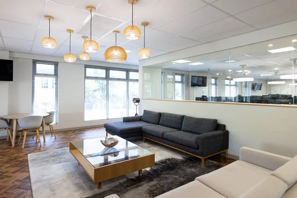 ガラスの壁 ソファ テレビ付きの創造的なオフィスルームを空にします グローバルビジネス オフィスのコンセプト — ストック写真