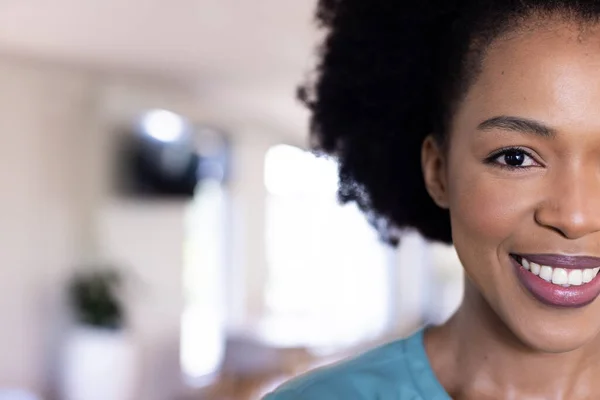 Porträtt Lycklig Afrikansk Amerikansk Affärskvinna Modernt Kontor Global Verksamhet Ekonomi — Stockfoto