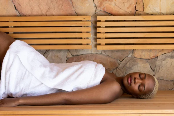 Mujer Afroamericana Feliz Usando Toalla Acostada Sauna Spa Relajación Belleza — Foto de Stock