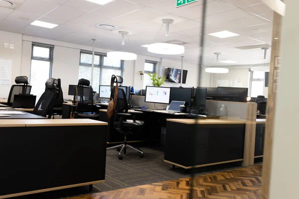 有桌子 椅子和电脑的空旷的开放办公室 公司和办公室概念 — 图库照片