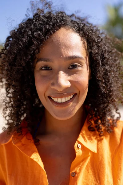Kameraya Bakıp Kumsalda Gülümseyen Mutlu Afro Amerikan Kadın Portresi Kaliteli — Stok fotoğraf