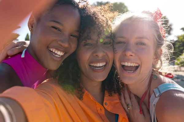 コピースペースで ビーチで受け入れ 笑顔の幸せな多様な女性の友人の肖像画 質の高い時間 ライフスタイル 夏と休暇の概念を過ごす — ストック写真