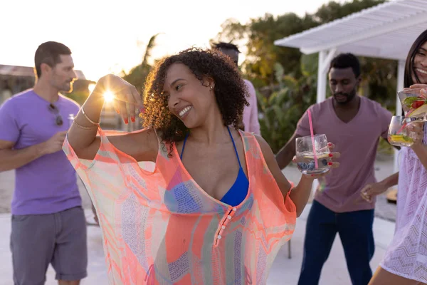 Happy Diverse Freunde Feiern Pool Halten Cocktails Und Tanzen Qualitätszeit — Stockfoto